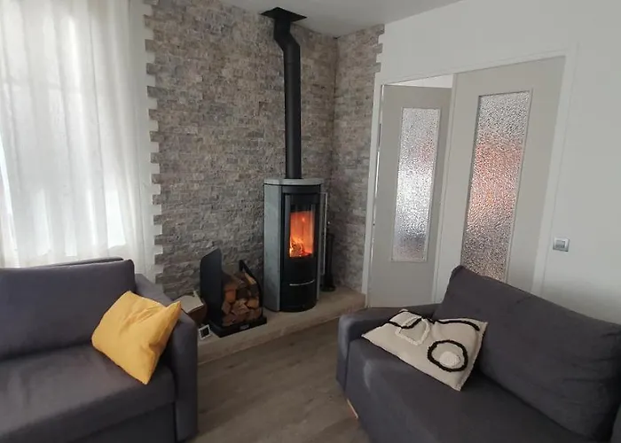 Appartement Entier Au Dessus De Villa, Climatisation Reversible Poele A Bois Tres Chaleureux , Wi Fi Parking Privee Gratuit Situation 500 M, Plage Et Centre Ville