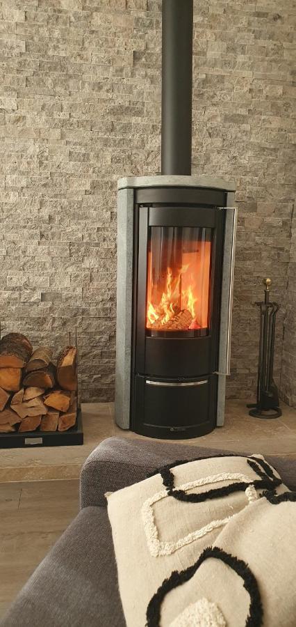 Entier Au Dessus De Villa, Climatisation Reversible Poele A Bois Tres Chaleureux , Wi Fi Parking Privee Gratuit Situation 500 M, Et Centre Apartment